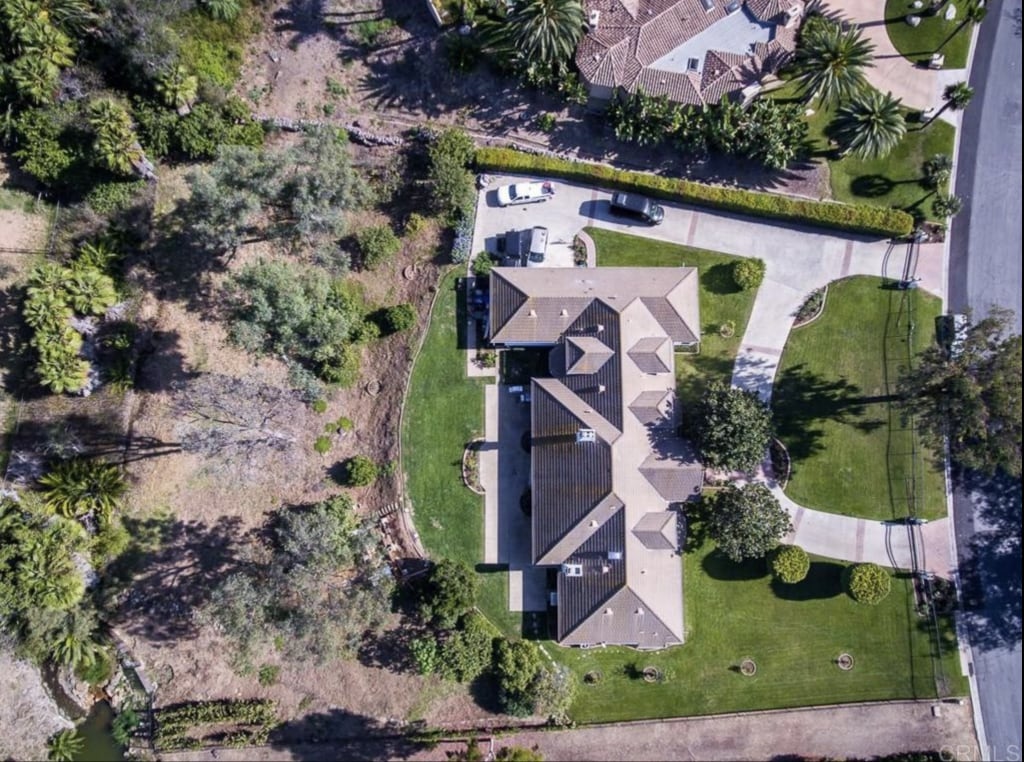Algunas de esas agencias consignan el nombre de Ávila Anaya como el propietario de la casa, e incluyen fotografías tanto del exterior como del interior. FOTO: MCCI