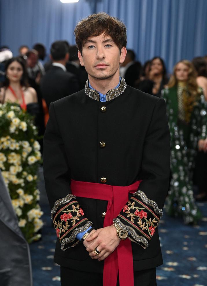 5 de mayo de 2025 Tweet por @MediaForUpdates X Usuario @MediaForUpdates publicó una foto del atuendo de Gala Met de Barry Keoghan el 5 de mayo de 2025, reuniendo más de 800 me gusta en dos días.