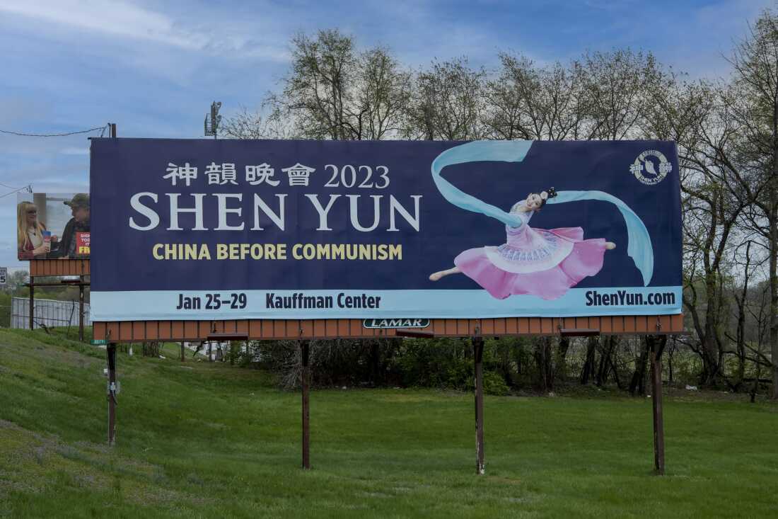 Shen Yun Dance Troupe en una cartelera que anuncia una próxima actuación en Leavenworth, Kansas.