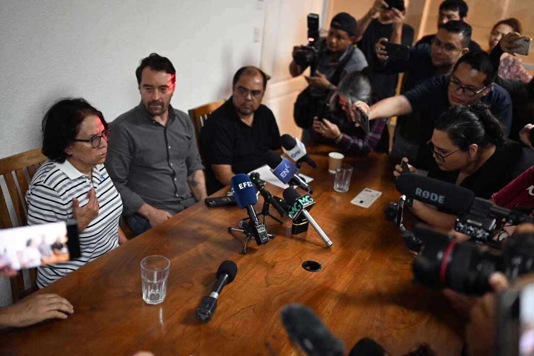 Eleonora Alfaro (L), madre de la abogada Ruth López del grupo de derechos humanos Cristosal, habla junto a Noah Bullock (C), directora ejecutiva de Cristosal, y Louis Benavides (R), socio de López, durante una conferencia de prensa en El Salvador.