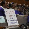 Los estudiantes y los educadores asisten a una manifestación en la Universidad Northwestern una semana antes de que la administración Trump revirtiera el curso sobre el tema de las visas de los estudiantes. El gobierno federal ha dicho que restaurará los registros de estudiantes internacionales eliminados de una base de datos crucial, que había planteado preguntas sobre la capacidad de los estudiantes para permanecer en los Estados Unidos.