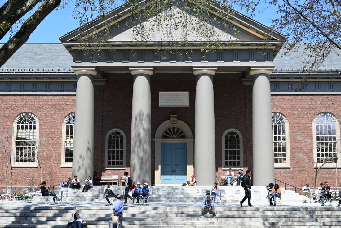Una vista de la Universidad de Harvard en Cambridge, Massachusetts. Un juez impidió temporalmente a la administración Trump de revocar la capacidad de Harvard para inscribir a estudiantes internacionales.