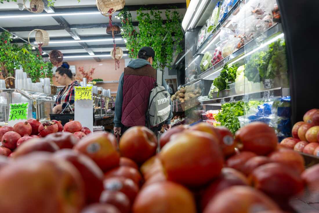 Las personas compran comida en un vecindario de Brooklyn que tiene una gran población inmigrante el 16 de octubre de 2023 en la ciudad de Nueva York.