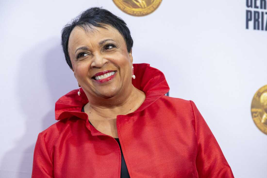 Archivo - Bibliotecaria del Congreso Carla Hayden llega a la presentación del Premio Gershwin, que se otorgará a Joni Mitchell en DAR Constitution Hall en Washington el 1 de marzo de 2023.
