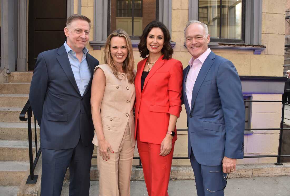 La presidenta de CBS News, Wendy McMahon, renunció el lunes. Aquí, McMahon (segundo desde la izquierda) se encuentra con el ex productor ejecutivo de 60 minutos, Bill Owens y dos de los corresponsales del programa, Cecilia Vega y Scott Pelley, en la celebración del horario de otoño de CBS celebrada en Paramount Studios en mayo de 2024.