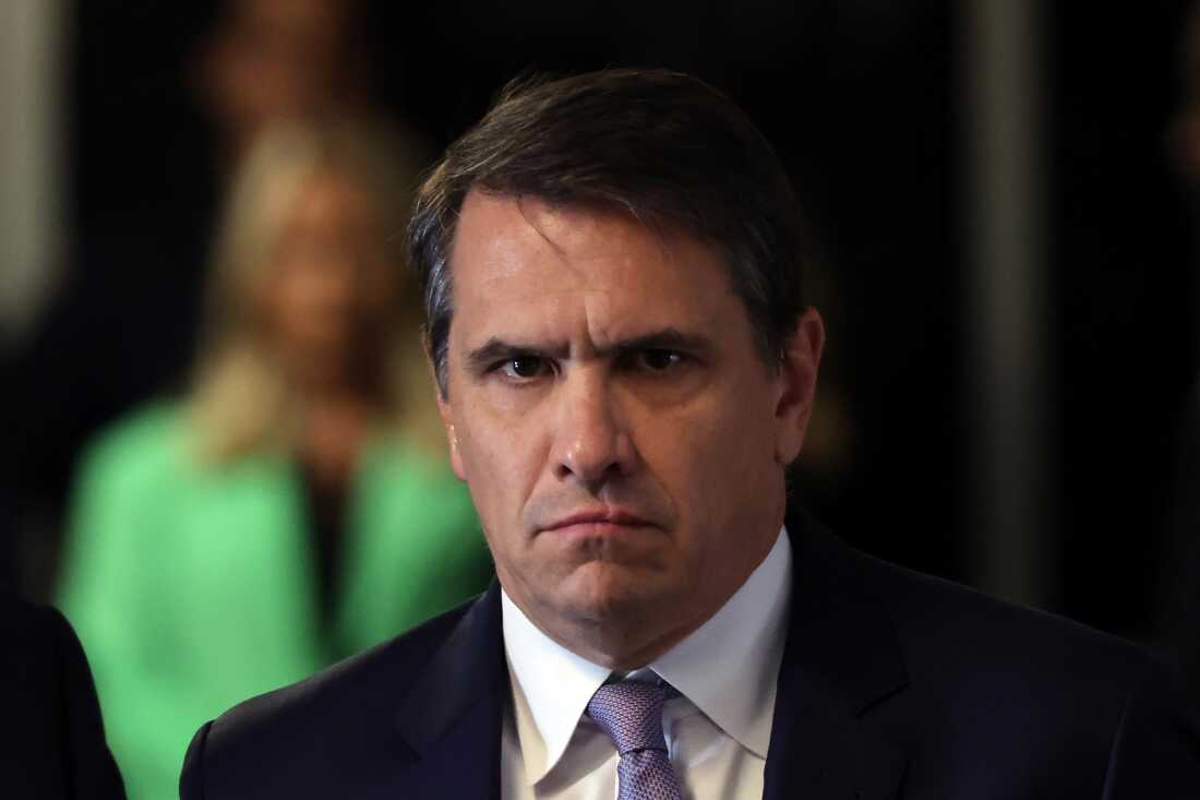 El abogado Todd Blanche escucha mientras su cliente, el ex presidente de los Estados Unidos, Trump habla mientras llega para su sospechoso juicio de dinero en el Tribunal Penal de Manhattan el 30 de mayo de 2024 en la ciudad de Nueva York.