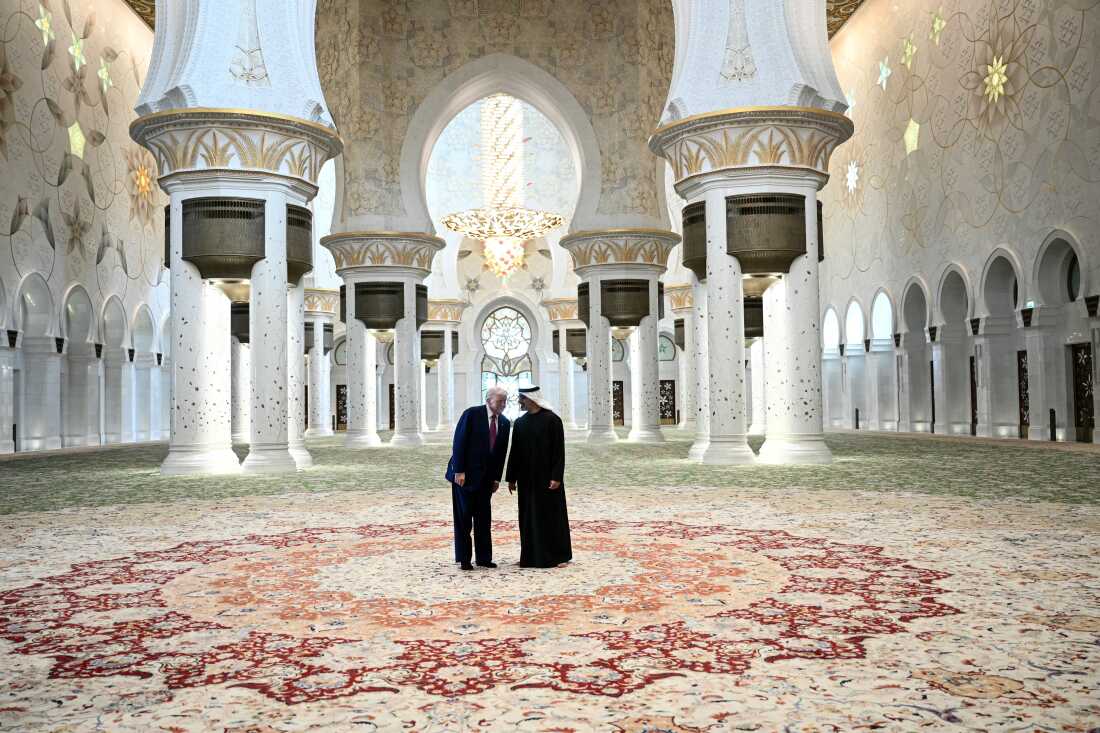 El presidente Trump visita la Gran Mezquita Sheikh Zayed con el Príncipe Heredero Sheikh Khaled Bin Mohamed Bin Zayed Al Nahyan en Abu Dhabi el 15 de mayo de 2025.