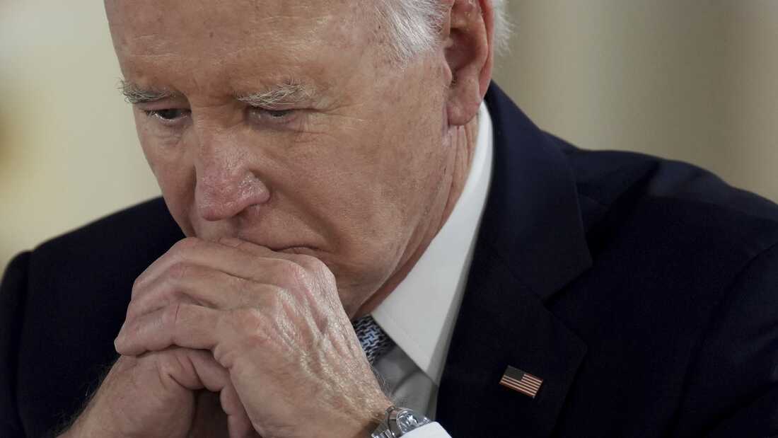 Joe Biden asiste a una sesión de mesa redonda en la Cumbre de Líderes Mundiales del G7 en Italia, el 13 de junio de 2024.