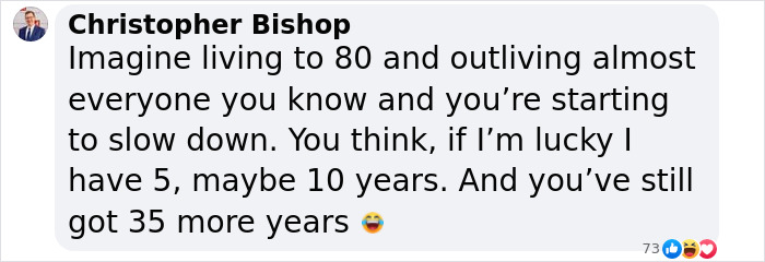 Captura de pantalla de un comentario de Facebook de Christopher Bishop que reflexiona sobre sobrevivir a otros y tener años adicionales para vivir.