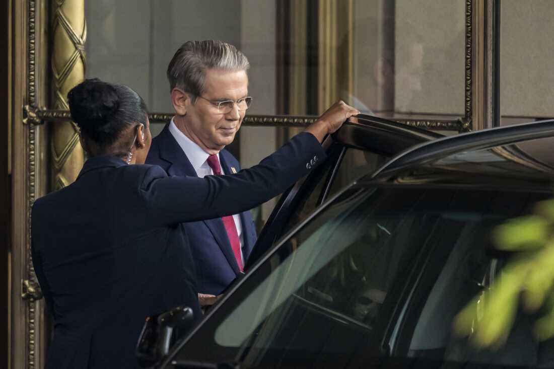 El Secretario del Tesoro de los Estados Unidos, Scott Bessent, deja su hotel para asistir a una reunión con los funcionarios de China sobre tarifas en Ginebra, el sábado.