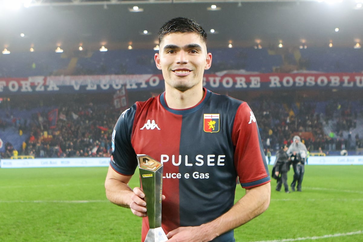 El defensa mexicano Johan Vásquez gana el premio al mejor jugador del partido frente al Monza. Foto: @seriea