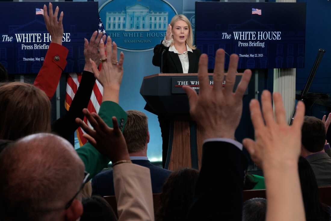 La secretaria de prensa de la Casa Blanca, Karoline Leavitt, habla con los periodistas en la sala de informes de Brady Press en la Casa Blanca el 22 de mayo de 2025 en Washington, DC.