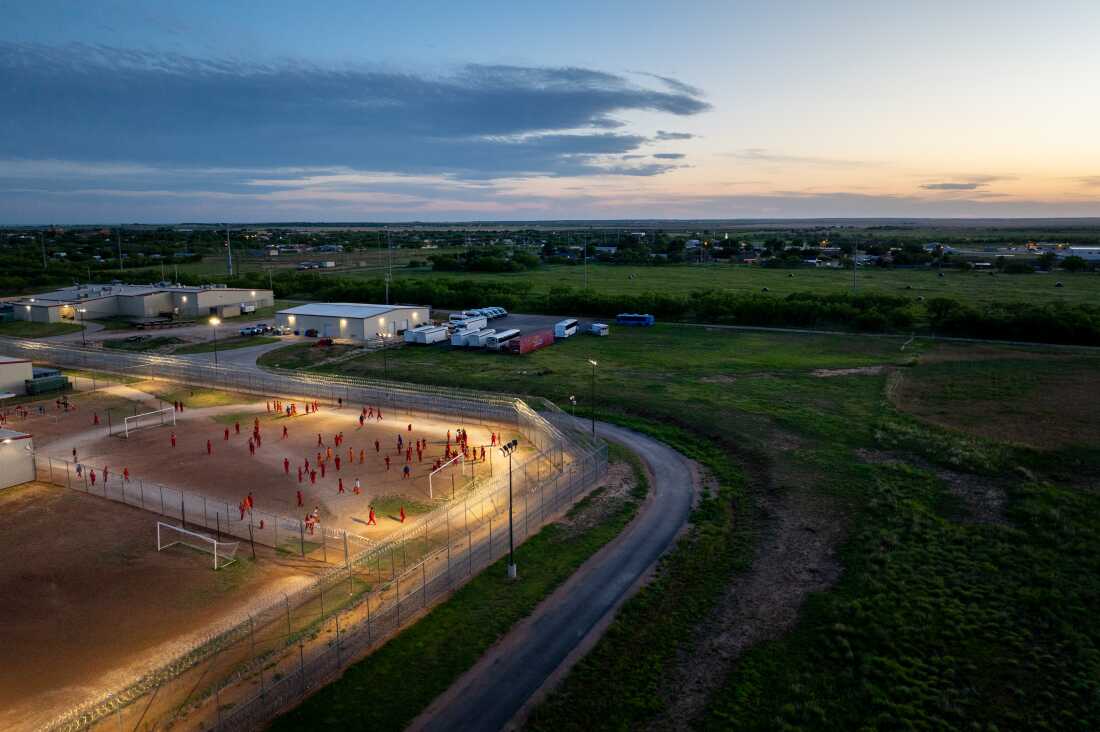 En una vista aérea, los reclusos se ven en el patio en el Centro de Detención de Bluebonnet el 12 de mayo en Anson, Texas. ICE ha comenzado a transferir detenidos de inmigrantes ilegales al Centro de Detención de Bluebonnet después de que el juez de distrito estadounidense Wesley Hendrix ofreciera fácilmente la instalación a la administración Trump bajo la Ley de Enemigos Alien.