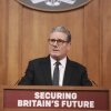 El primer ministro británico, Keir Starmer, habla durante una conferencia de prensa, antes de la publicación del documento de política de inmigración del gobierno, en Londres, el lunes.