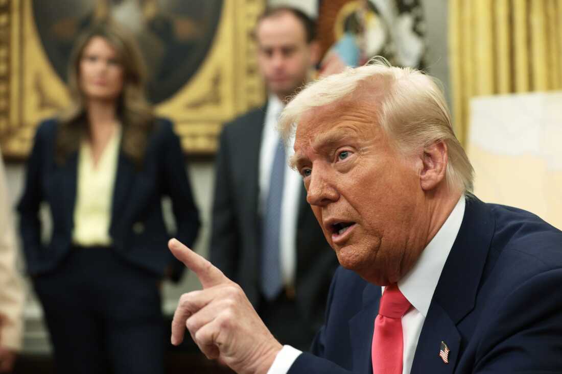 El presidente Trump habla después de firmar órdenes ejecutivas en la Oficina Oval en marzo de 2025, incluida la finalización de las autorizaciones de seguridad de quienes trabajan en el bufete de abogados Perkins Coie.