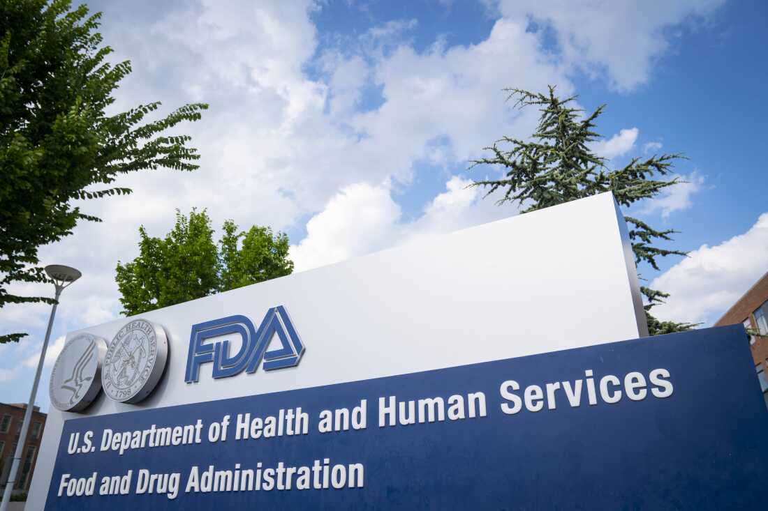 Un letrero fuera de la sede de la Administración de Alimentos y Medicamentos en Silver Spring, MD.