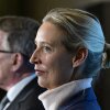 El diputado alternativo para Alemania (AFD) Gerold Otten habla con los medios de comunicación como co-líder del partido de extrema derecha, Alice Weidel se encuentra junto a él el 24 de marzo de 2025 en el Bundestag en Berlín.