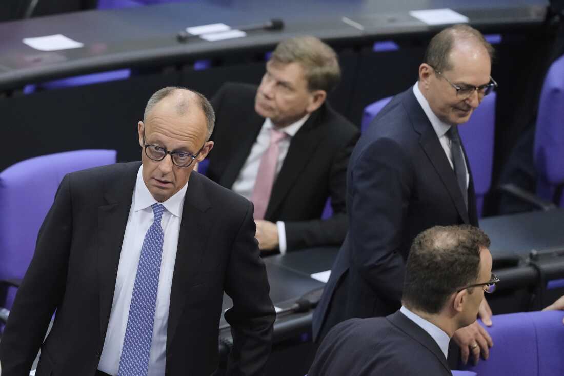Friedrich Merz, a la izquierda, reacciona después de que no alcanzó los votos, debe ser canciller en la primera ronda de votos en el Bundestag del Parlamento en Berlín el martes.
