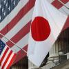 La bandera de Japón (derecha) se cuelga fuera de la Bolsa de Nueva York el 5 de mayo de 2008, en honor a Ryozo Kato, el embajador de Japón a los Estados Unidos en ese momento, tocando la campana de apertura.