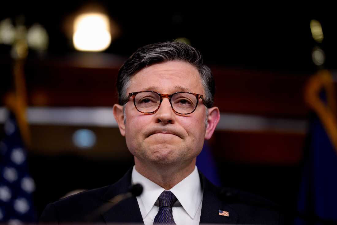 Presidente de la Cámara de la Cámara de Mike Johnson, republicano de La-La., Aparece en una conferencia de prensa en el Capitolio de los Estados Unidos el 6 de mayo. Los republicanos están trabajando para aprobar un plan de multimillonarios para remodelar la política de impuestos, energía e inmigración.