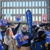 Los manifestantes poseen señales en solidaridad con la Federación Americana de Empleados del Gobierno en una manifestación del 4 de marzo en apoyo de los trabajadores federales de la Oficina de Gestión de Personal en Washington, DC