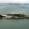 El antiguo complejo federal de la prisión en la isla de Alcatraz se ve en 2005. El sitio ha sido operado por el Servicio de Parques Nacionales durante décadas, pero el presidente Trump dice que está ordenando a las agencias federales que reconstruyan y expanden un sitio penitenciario en la isla en la Bahía de San Francisco.