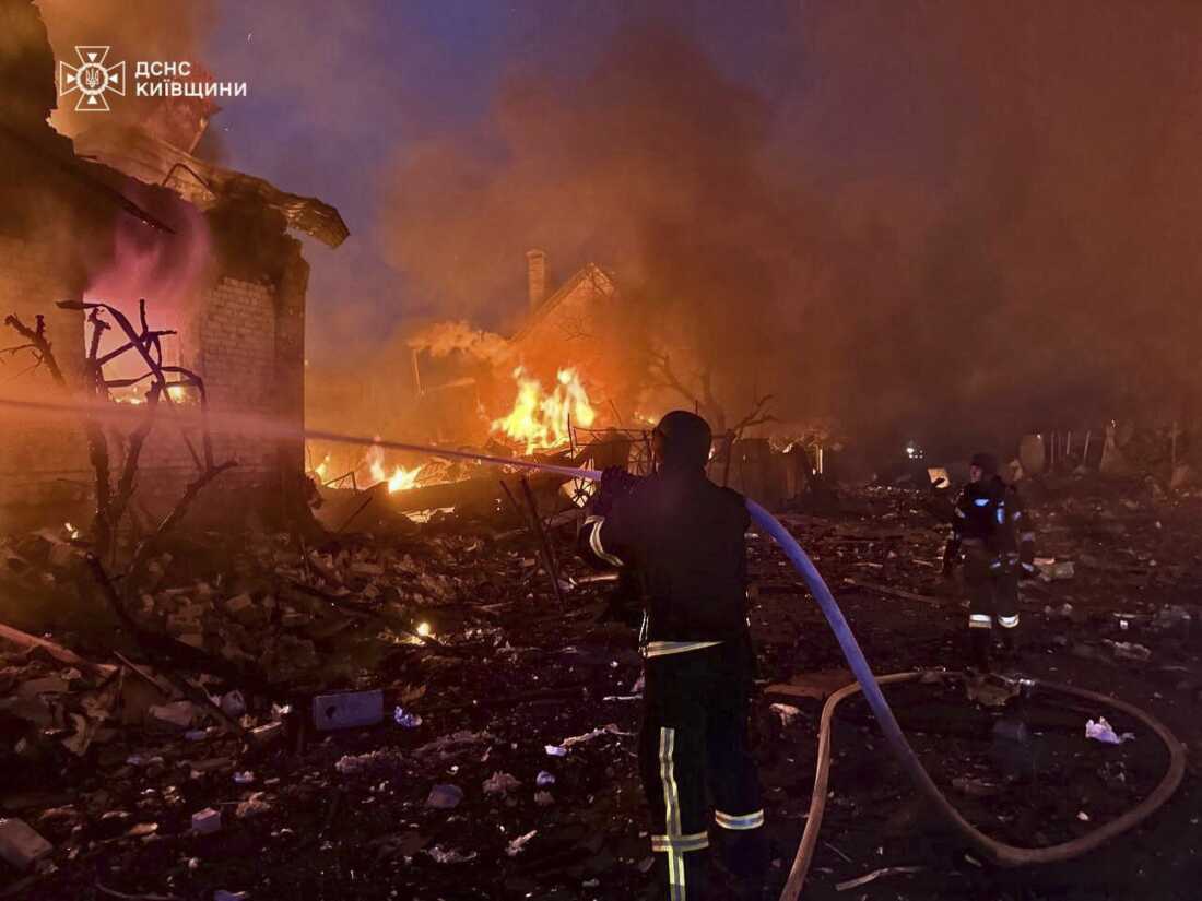 En esta foto proporcionada por el Servicio de Emergencia de Ucrania, los bomberos intentan incendiar después de un ataque ruso en la región de Kiev, Ucrania, domingo 25 de mayo de 2025.