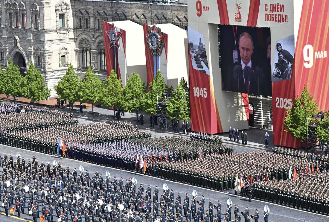 Los militares rusos participan en el Desfile Militar del Día de la Victoria en Moscú, Rusia, el viernes 9 de mayo de 2025, marcando el 80 aniversario de la victoria de la Unión Soviética sobre la Alemania nazi durante la Segunda Guerra Mundial.
