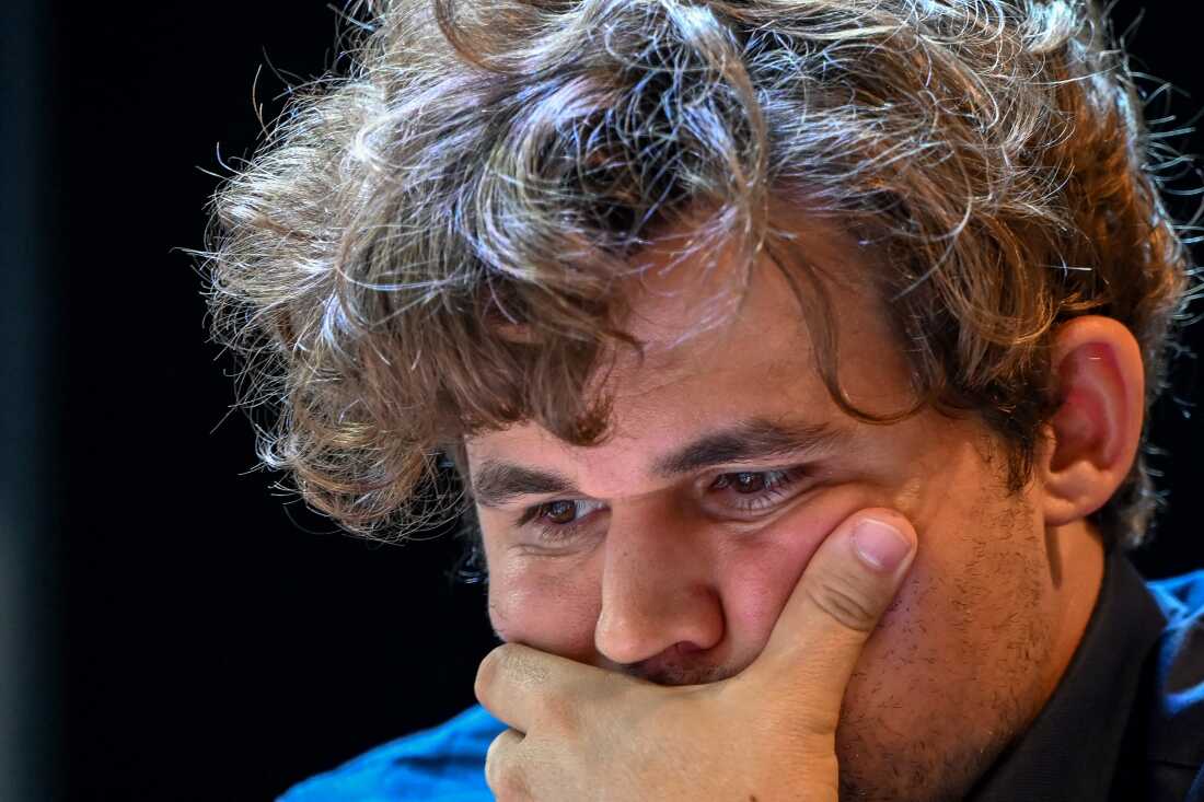 El Gran Maestro del Chess de Noruega, Magnus Carlsen, hace un gesto durante un juego en el torneo Tata Steel Chess India en Kolkata el 17 de noviembre de 2024.