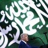 El presidente Donald Trump y el príncipe heredero saudí Mohammed bin Salman hablan durante una reunión en el Palacio Real de Riad, Arabia Saudita, el 13 de mayo de 2025.