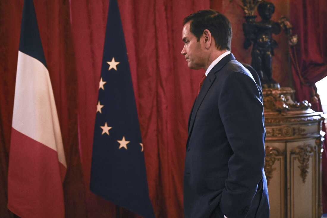 El Secretario de Estado de los Estados Unidos, Marco Rubio, se va después de conversaciones de alto nivel sobre Ucrania y su seguridad, en el Ministerio de Relaciones Exteriores franceses en París el jueves 17 de abril.