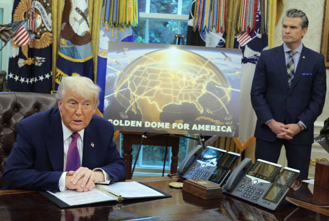 El presidente Trump habla junto con el secretario de defensa Pete Hegseth en la Oficina Oval el 20 de mayo de 2025, anunciando planes para el 