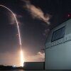 El ejército estadounidense realiza una prueba de su sistema de defensa antimisiles Aegis basado en tierra en 2018. Tales sistemas pueden rastrear e interceptar misiles cortos y medianos, pero luchan contra misiles balísticos intercontinentales más grandes y potentes del tipo utilizado por Rusia y China.