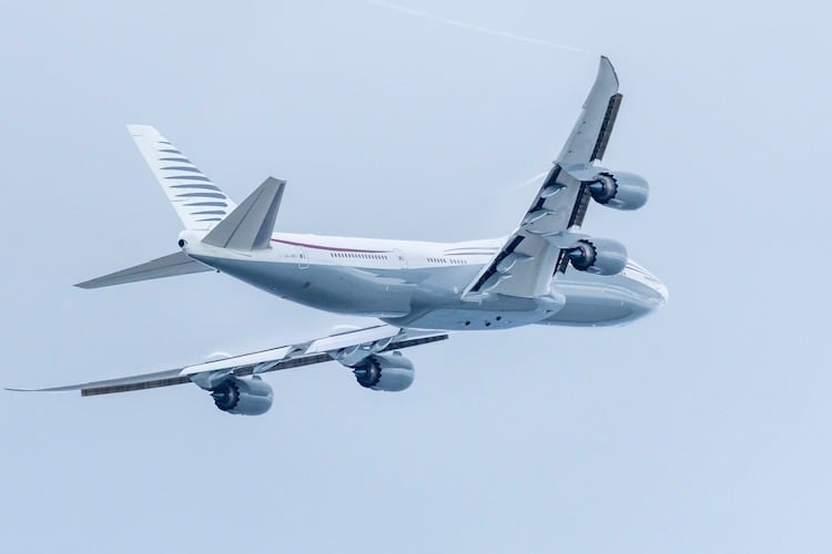 Un avión privado Boeing de 13 años de antigüedad, que el presidente Donald Trump visitó el sábado para probar nuevo hardware y características tecnológicas y destacar la demora del fabricante en entregar versiones actualizadas del avión presidencial Air Force One, despega del Aeropuerto Internacional de Palm Beach, el domingo 16 de febrero de 2025, en West Palm Beach, Florida. | Crédito: AP/Ben Curtis