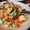 La ensalada de camarones de pepino del chef Eric Banh tiene piña, zanahorias y rábano en escabeche.