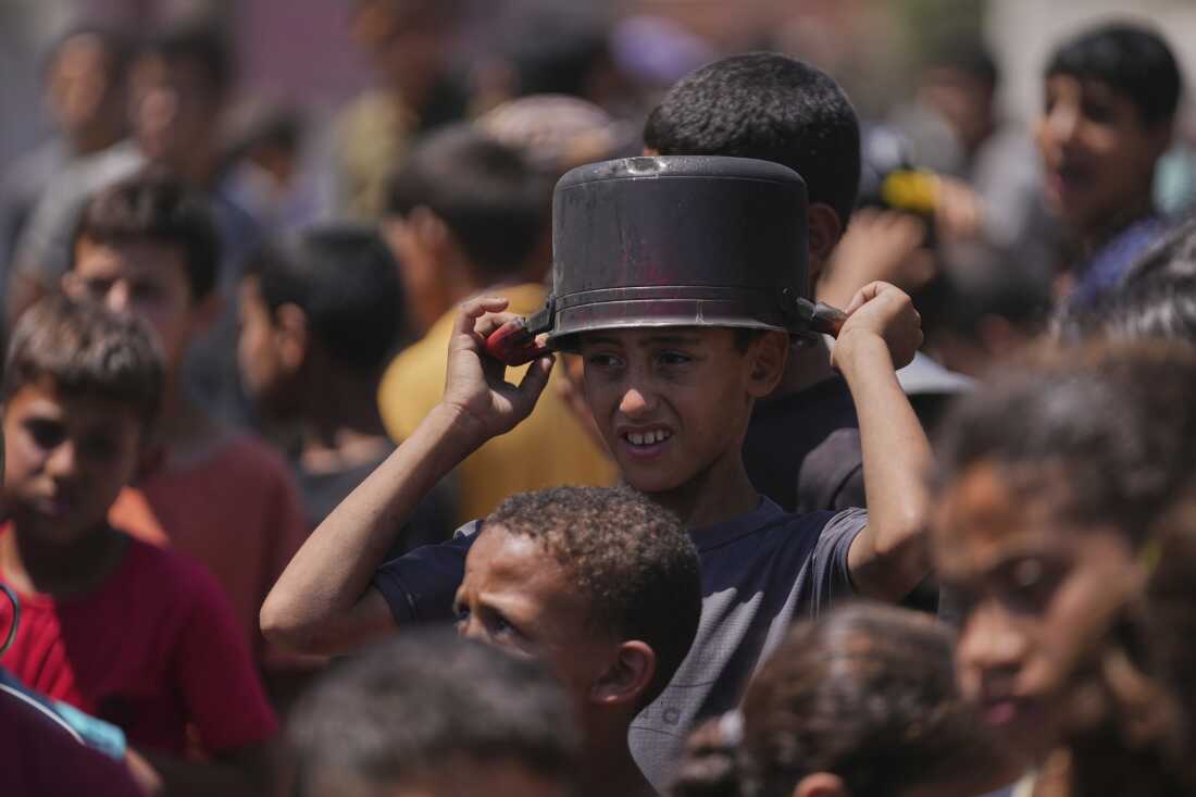 Un joven palestino espera recolectar alimentos donados en una cocina de distribución de alimentos en Deir al-Balah, Strip Gaza, viernes 30 de mayo de 2025.