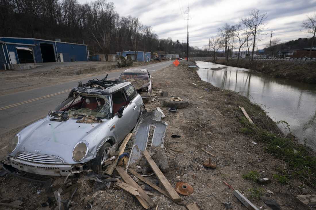 Un vehículo abandonado se encuentra a lo largo del río Swannanoa en un paisaje marcado por el huracán Helene, el 24 de marzo, cerca de Swannanoa, NC