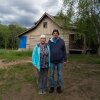 Stuart y Jackie Pacheo se encuentran donde la entrada a su casa de 30 años fue antes de que las inundaciones del huracán Helene la lavara. Los círculos de la parte superior de los pilares de base en la tierra detrás de ellos son todo lo que queda de la casa de Pacheo.