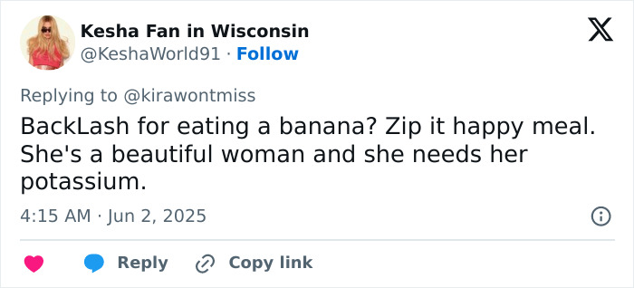 Tweet de un fanático de Kesha que defiende en medio de una reacción violenta sobre un acto de plátano con clasificación X en el Mighty Hoopla Music Festival.