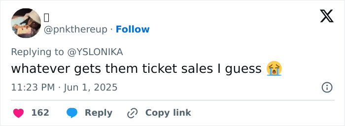 Tweet respondiendo a un comentario sobre la venta de entradas, mencionando un acto con clasificación X en Mighty Hoopla que involucra un truco de plátano.