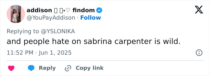 Captura de pantalla de un tweet que discute la reacción pública, relacionada con el acto de clasificación X de Kesha en Mighty Hoopla que involucra a un bailarín y un plátano.