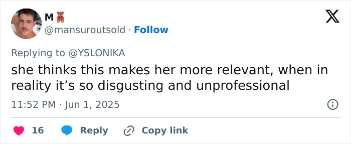 Comentario del usuario criticando el acto explícito de Kesha en Mighty Hoopla, llamándolo asqueroso y poco profesional.