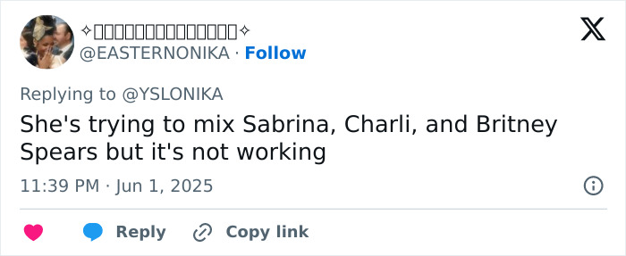 Tweet texto sobre un fondo blanco con una foto de perfil, discutiendo una comparación de Sabrina, Charli y Britney Spears.