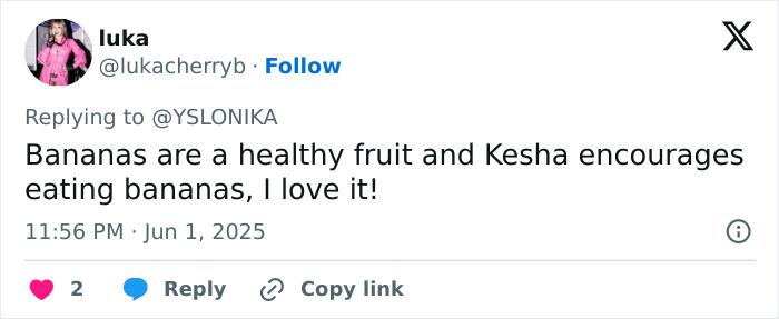 Tweet del usuario Luka expresando su apoyo a Kesha alentando a comer plátanos con un comentario positivo sobre fruta saludable.