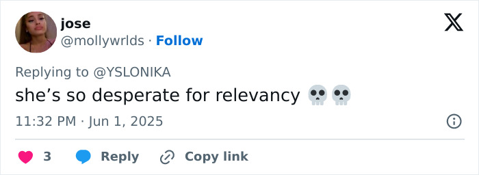 Tweet del usuario José respondiendo a otro, criticando el acto explícito de Kesha en Mighty Hoopla con emojis de cráneo que indica shock o desaprobación.