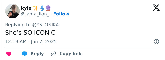 La respuesta de Twitter del usuario Kyle elogiando una actuación, mencionando a Kesha y un acto controvertido que involucra un plátano en Mighty Hoopla.