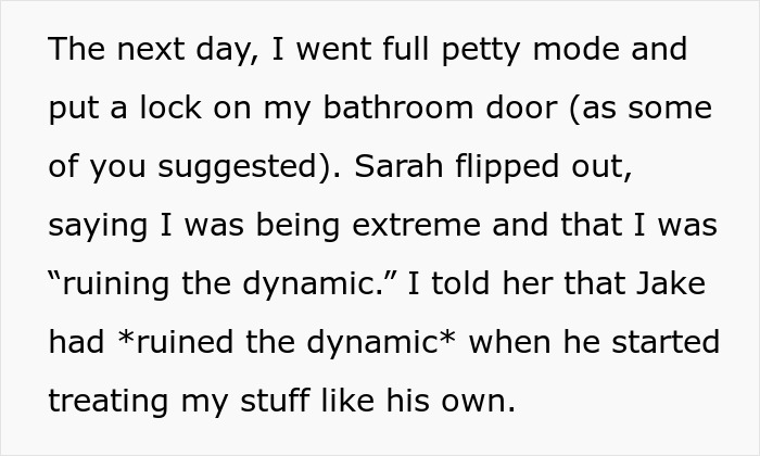 Extracto de texto que muestra a una mujer molesta al novio de la compañera de cuarto por usar su ducha, describiendo el modo mezquino completo con la cerradura de la puerta del baño.