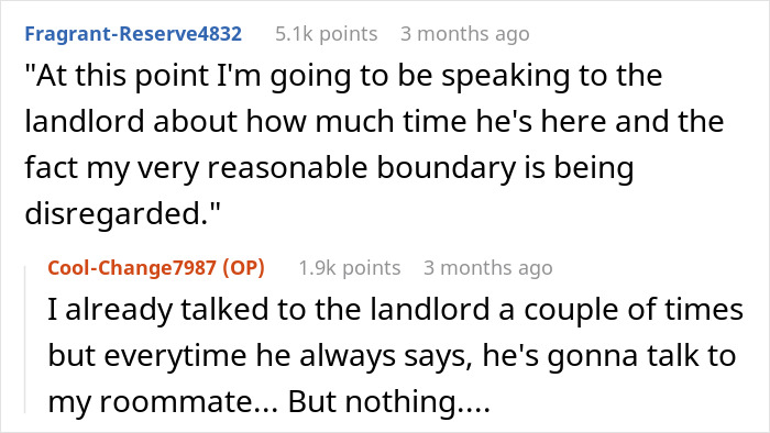 Captura de pantalla de la conversación de Reddit sobre la mujer molesta con el novio de la compañera de cuarto usando su ducha, estableciendo límites y en modo pequeño.