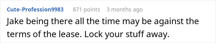 Captura de pantalla de un comentario en línea que muestra frustración sobre el novio de un compañero de cuarto usando la ducha, provocando acciones menores.