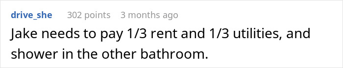 Comentario de texto sobre un fondo blanco sobre el pago de alquiler y ducharse en otro baño, mostrando a una mujer molesta con el novio de Roommate con su ducha.